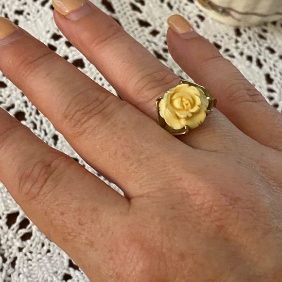 Vintage 10k gold ring with enamel rose - Picture 4 of 8